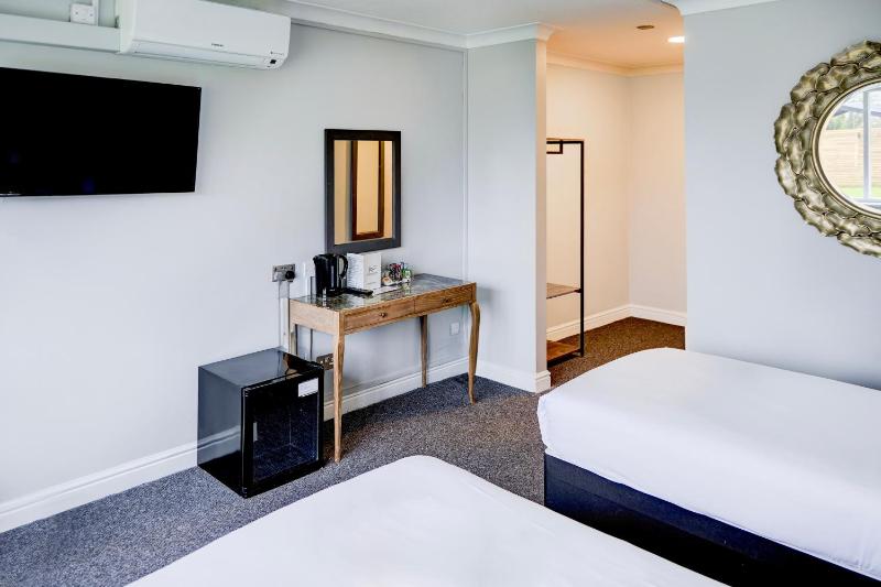 Standard Twin Room image 3