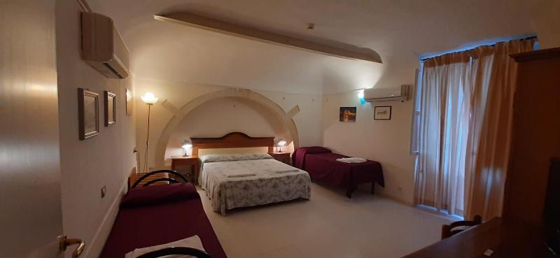 Economy Quadruple Room image 4