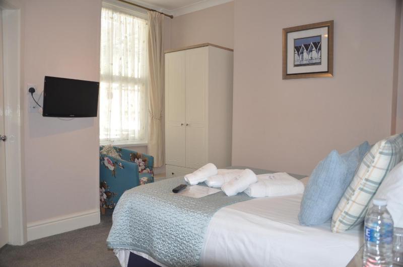 Double room En-suite with shower image 1