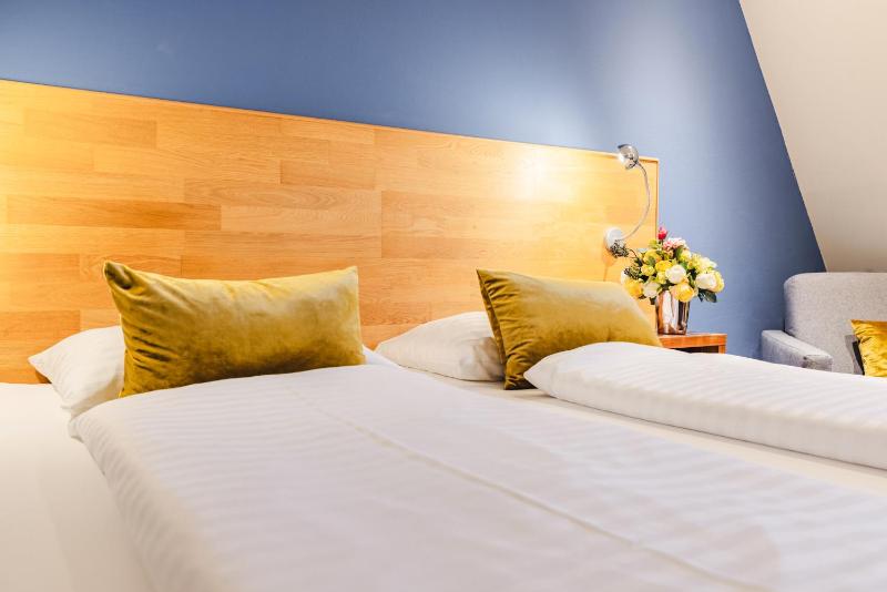 Double Room image 3