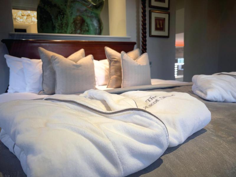 Suite with Hot Tub image 2