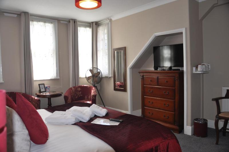 Semi Deluxe with Super King Bed En-suite with shower image 1