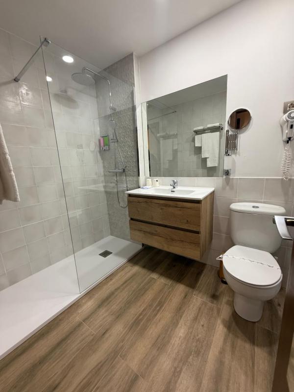 Twin Room image 4