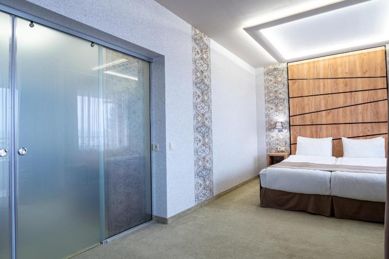 Superior One-Bedroom Suite image 3
