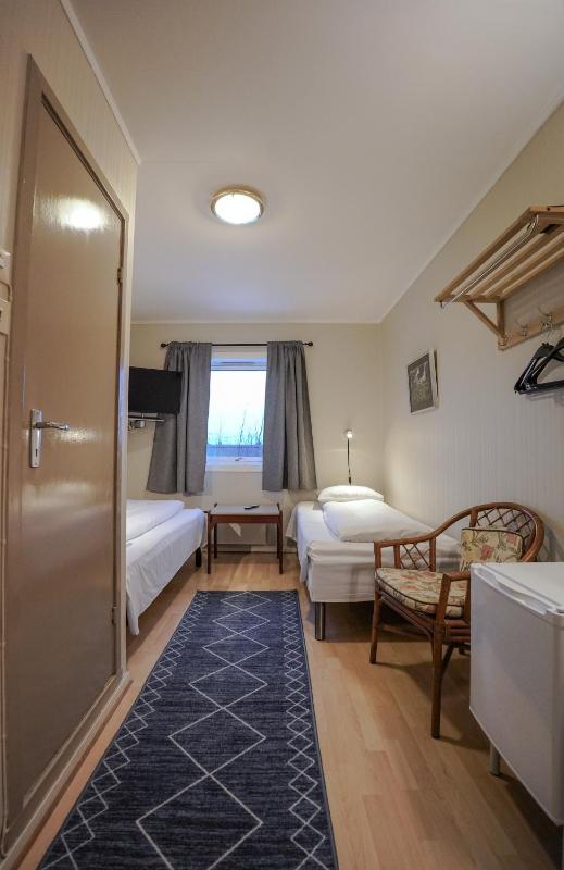 Economy Twin Room image 1