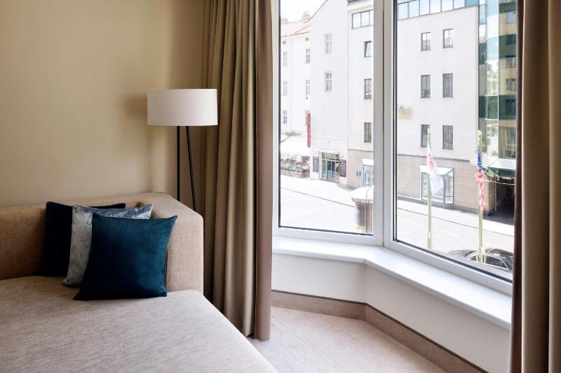 Deluxe Guest room, 1 King image 4