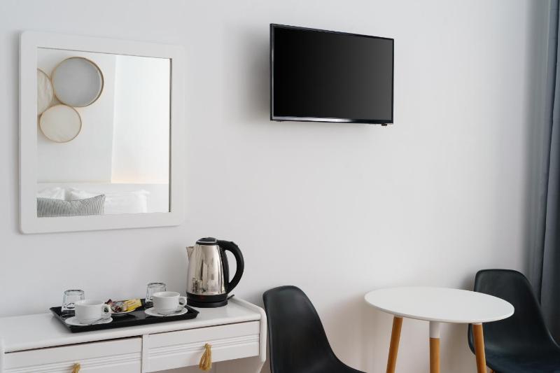 Junior Suite with Sharing Pool image 4