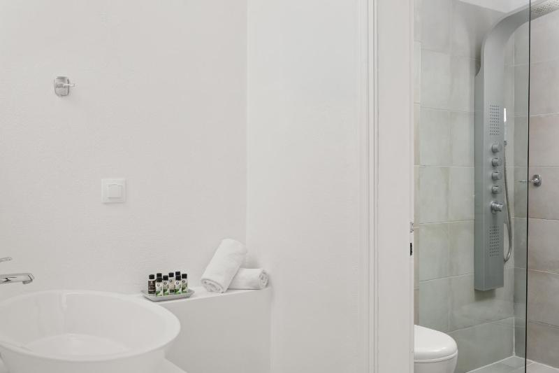 Junior Suite with Sharing Pool image 3