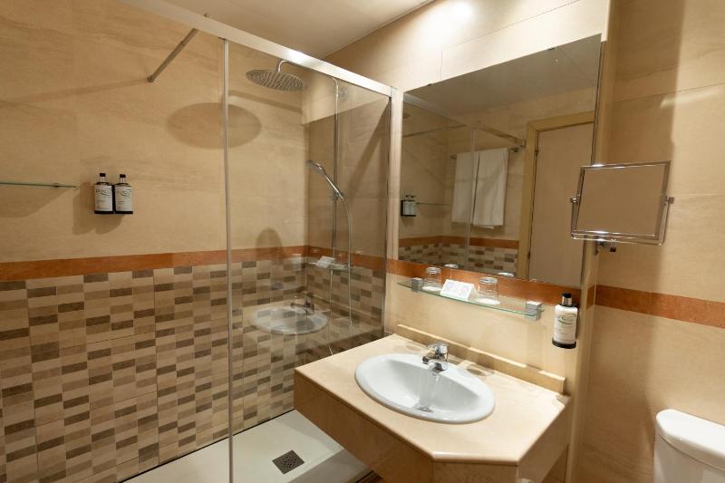 Standard Double or Twin Room image 2