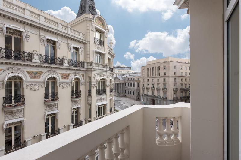 One-Bedroom Cortes King Suite with Parliament View image 4