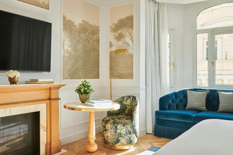 Palace King Room image 3
