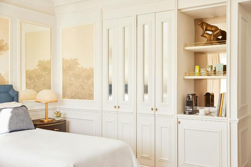 Premium Neptuno Twin Room with Fountain View image 4
