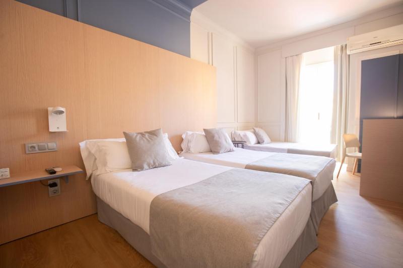 Triple Room (2 Adults + 1 Child) image 1