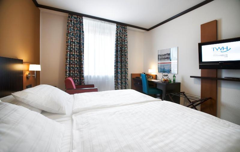 Comfort double room with twin beds image 3