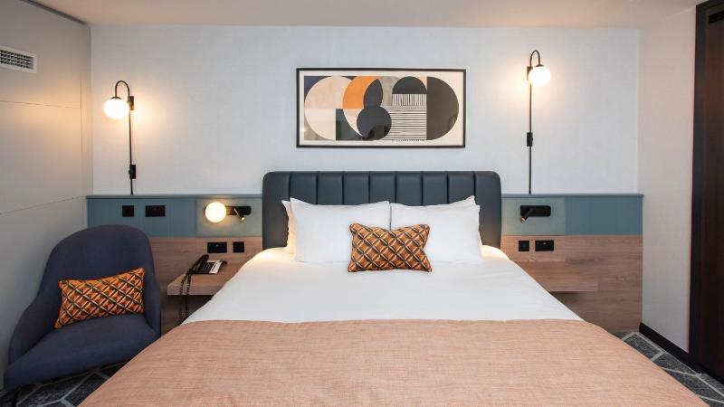 Standard Upgraded King Room - High Floor image 3