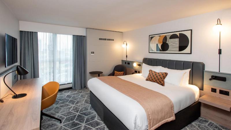 Standard Upgraded King Room - High Floor image 2