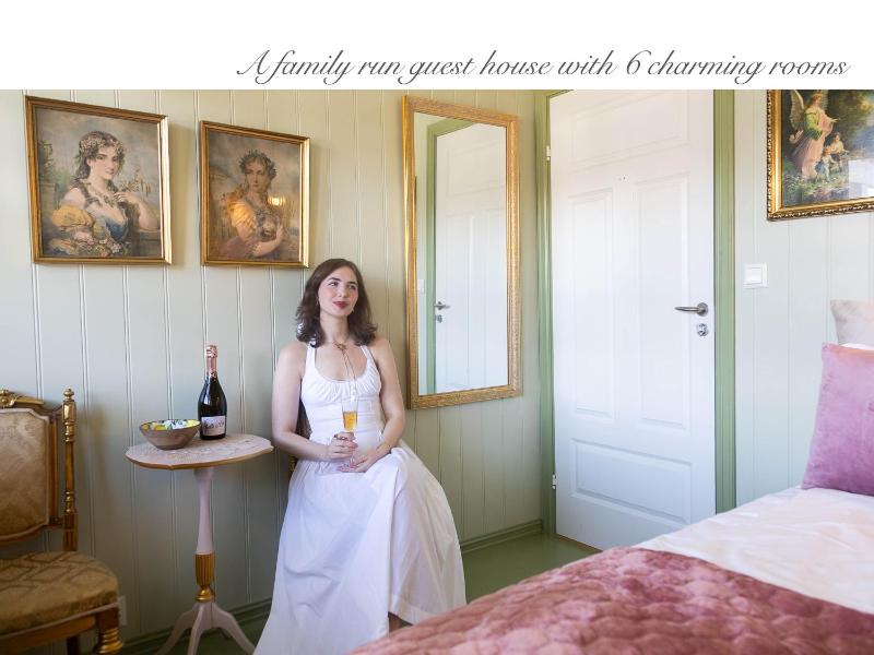 Standard Double Room with Shared Bathroom image 3