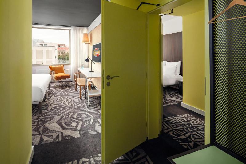 XL Mama Family Room image 1