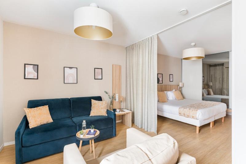 Large Studio with Sofa Bed image 1