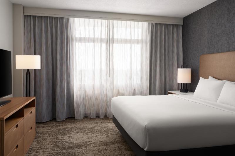 King Suite with Accessible Tub - Mobility and Hearing Access/Non-Smoking image 3