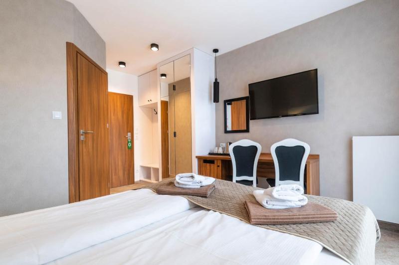 Deluxe Double or Twin Room image 3