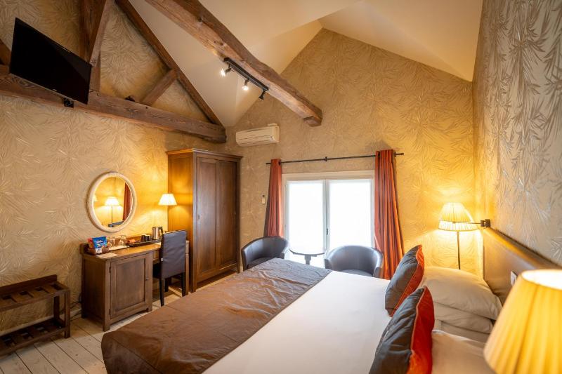 Standard Double Room image 3