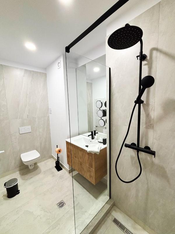 Apartment With Shared Bathroom image 4