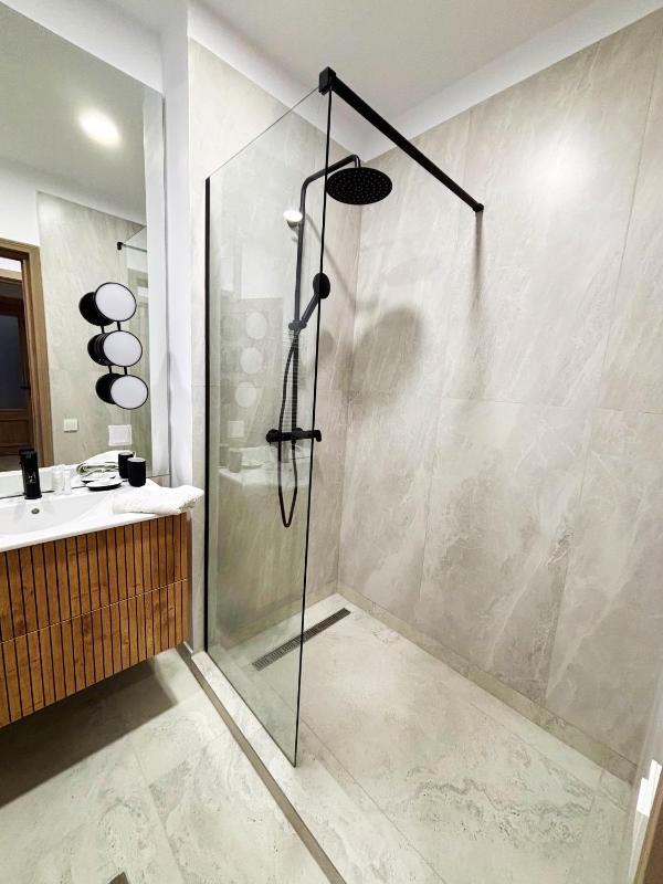 Apartment With Shared Bathroom image 3