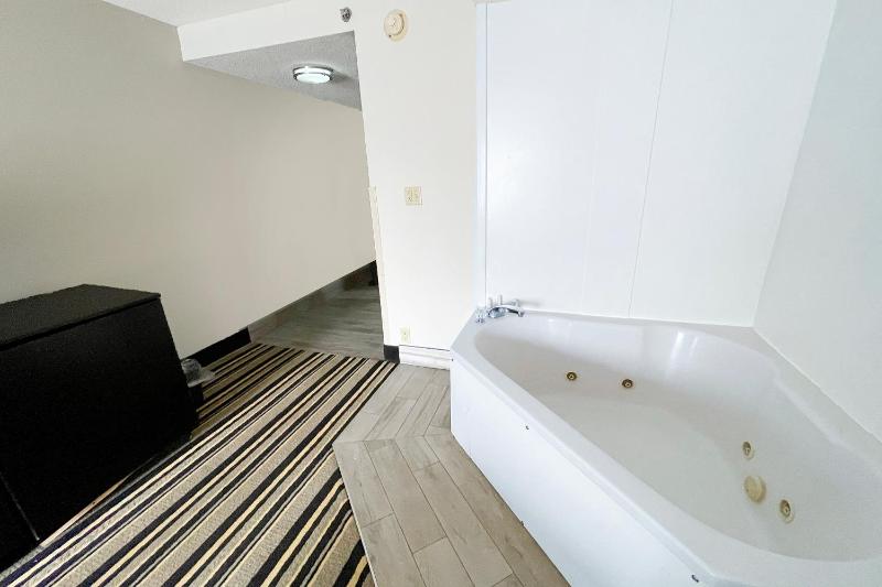 1 Bedroom Suite with Jetted Tub image 4