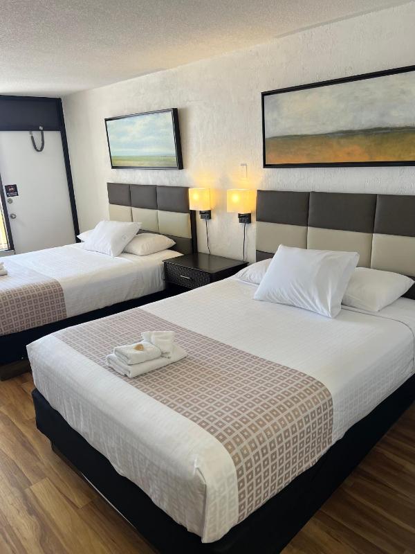 Standard Queen Room with Two Queen Beds image 2