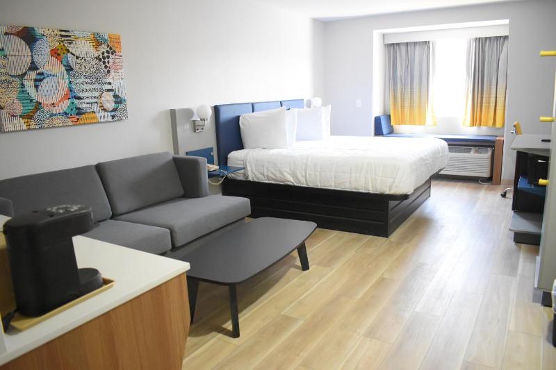 King Suite - Non-Smoking image 3