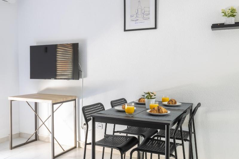2-bedroom apartment-close to beaches and center - image 16