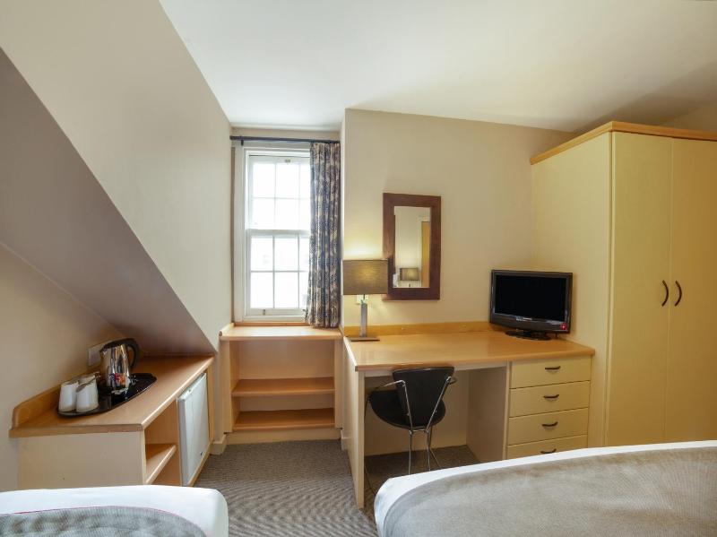 Deluxe Triple Room image 2