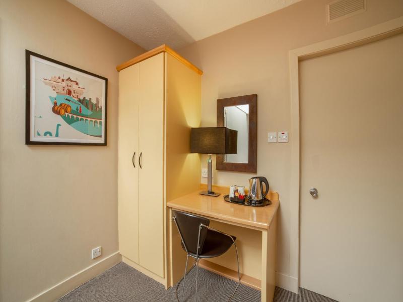Standard Twin Room image 4