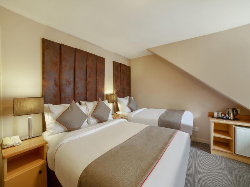 Deluxe Triple Room image 3