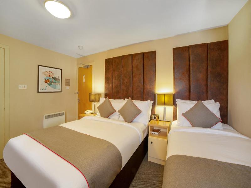 Deluxe Triple Room image 4