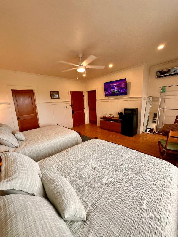 Quadruple Room with Private Bathroom image 4
