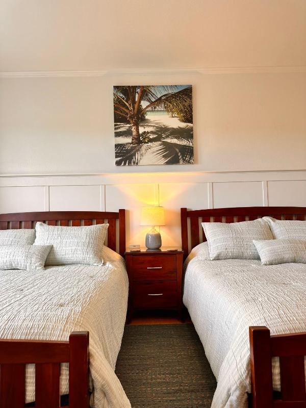 Quadruple Room with Private Bathroom image 2