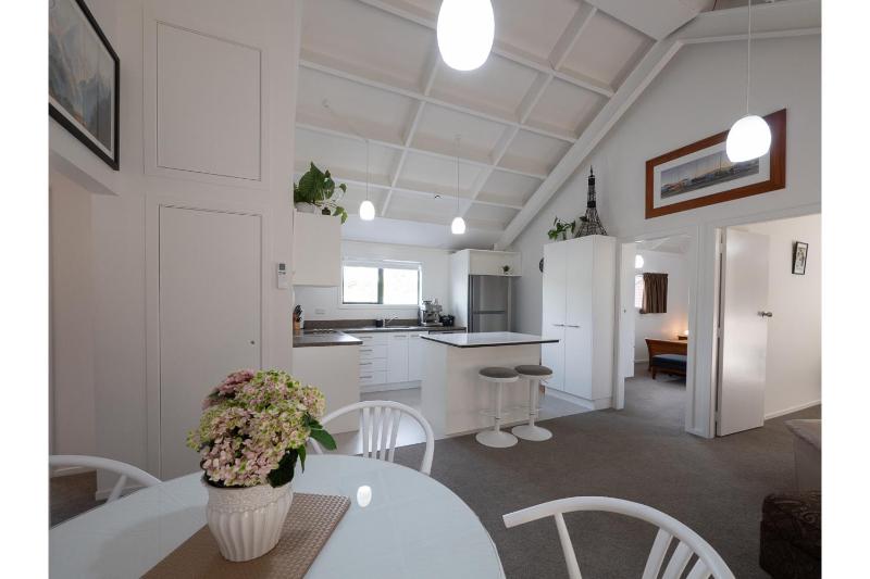 Handy Hideaway - on Main in Tawa - image 13