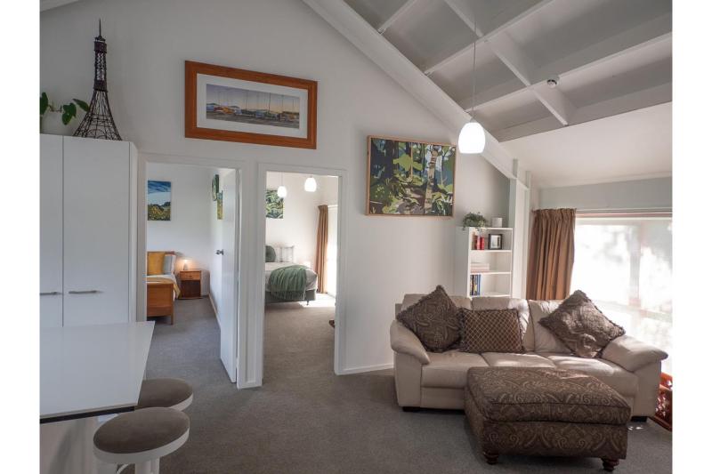 Handy Hideaway - on Main in Tawa - image 8