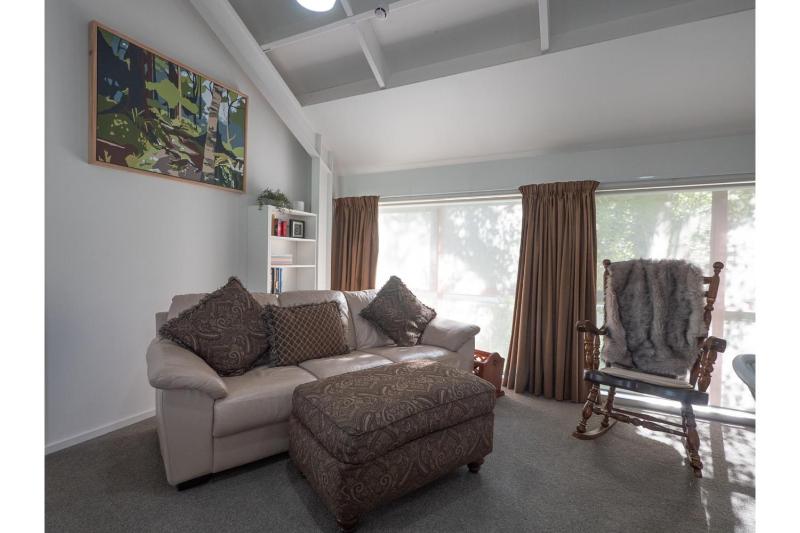 Handy Hideaway - on Main in Tawa - image 6