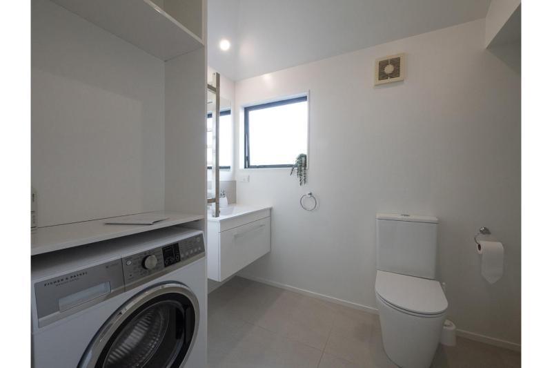 Handy Hideaway - on Main in Tawa - image 11