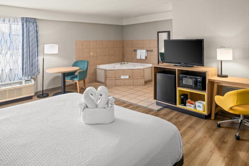 Suite with Hot Tub image 2