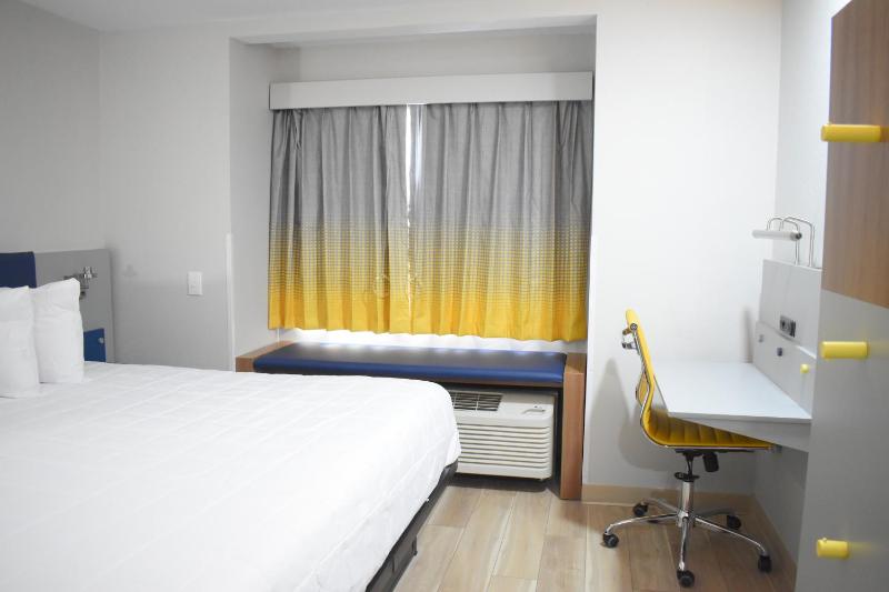 King Room with One King Bed and Bath Tub with Grab Bars - Mobility Accessible/Non-Smoking image 3
