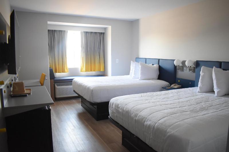 Queen Room with Two Queen Beds - Non-Smoking image 3
