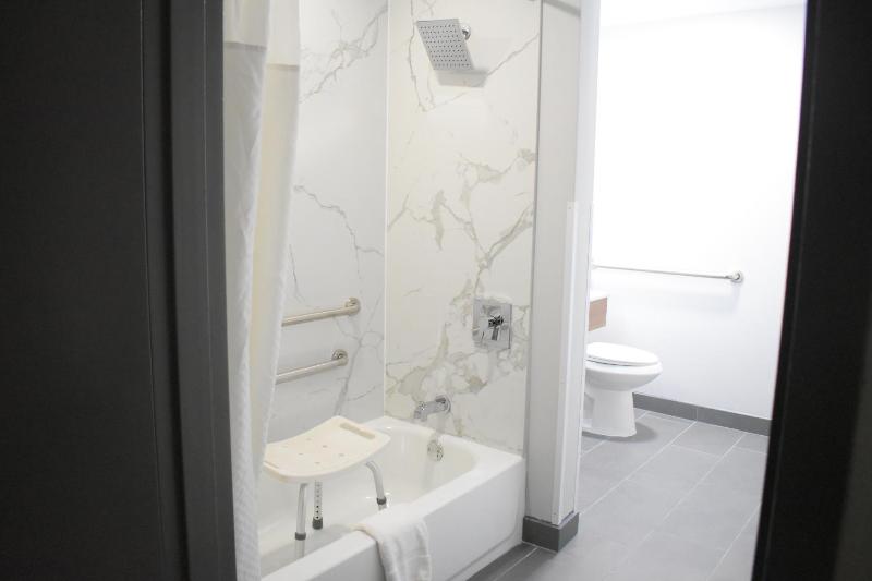 King Room with One King Bed and Bath Tub with Grab Bars - Mobility Accessible/Non-Smoking image 2