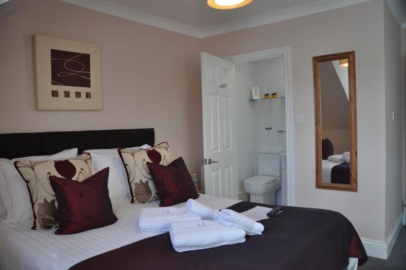 King room Ensuite with king size bed with Cabrio Balcony image 3