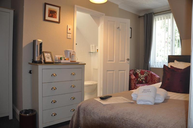 Standard Single Room En-suite with shower image 4