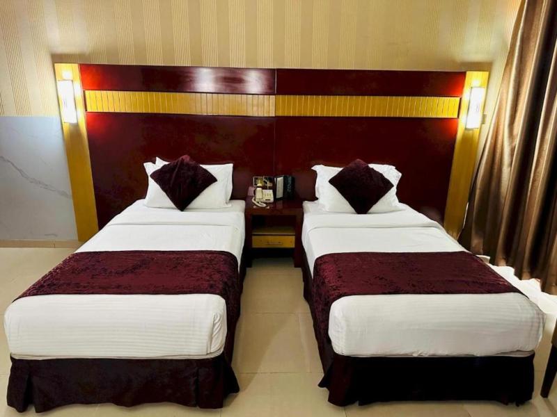 Standard Twin Room image 4