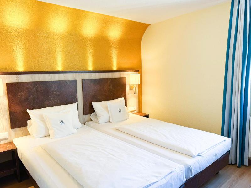 Double Room with Lake View image 3